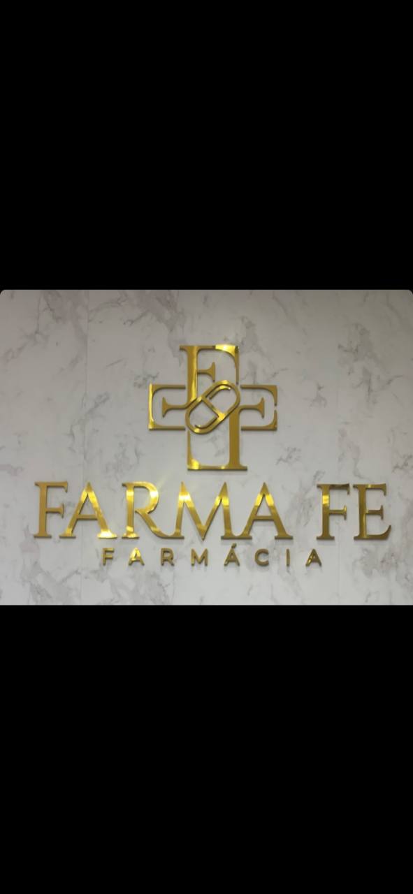 Logotipo dourado da Farmácia Farma Fé sobre parede clara